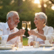 Couple heureux célébrant 22 ans de mariage dans un jardin ensoleille