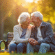 Couple senior souriant sur un banc en plein air